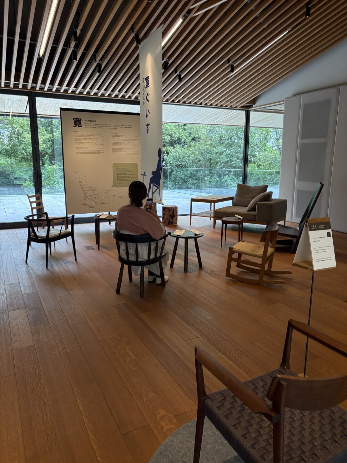 竹中大工道具館(くつろぐ椅子に座るいなだみほ)