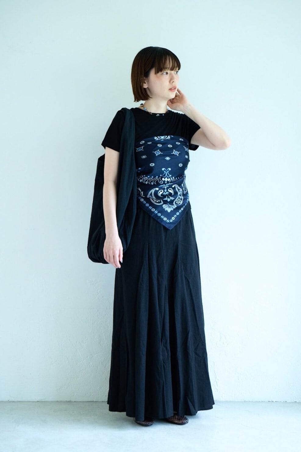 ローリーズファーム プレス 井守英恵さんの私服ファッションスナップ。黒のワントーンコーデに柄スカーフを効かせて、シンプルな装いを印象的に