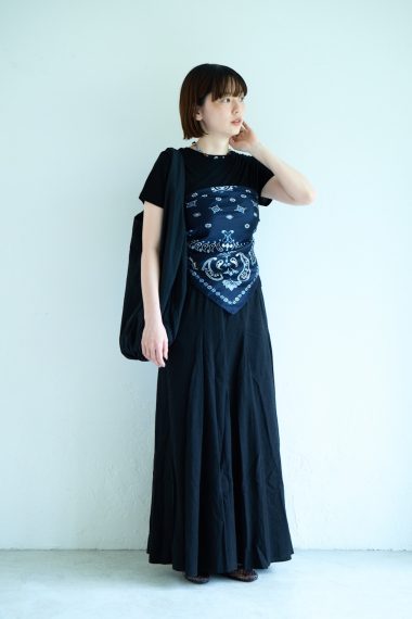 ローリーズファーム プレス 井守英恵さんの私服ファッションスナップ。黒のワントーンコーデに柄スカーフを効かせて、シンプルな装いを印象的に
