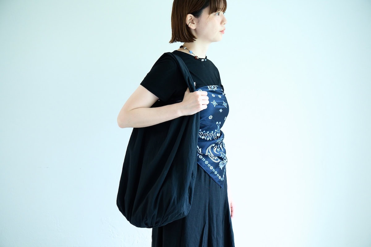 黒のワントーンコーデにNyunyuの大きな黒バッグを肩かけした着こなし