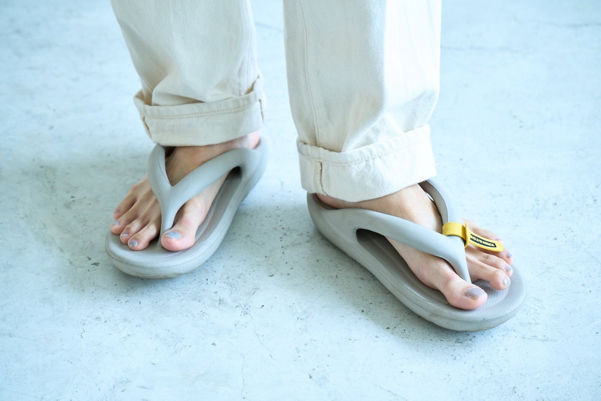 無印良品の白パンツとTAW&TOE(トーアンドトー)の淡いグレーのサンダルを合わせた足もと