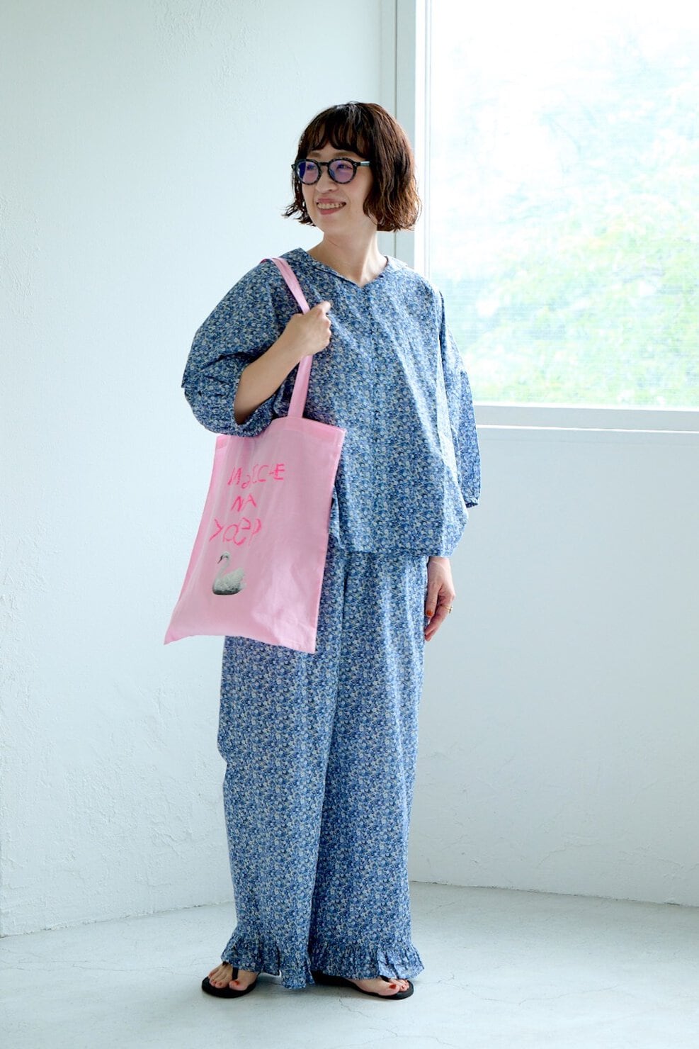 ハンドメイド作家／yoepオーナー 岩渕知美の私服ファッションスナップ。小花柄のセットアップにピンクを効かせて大人かわいい着こなしに