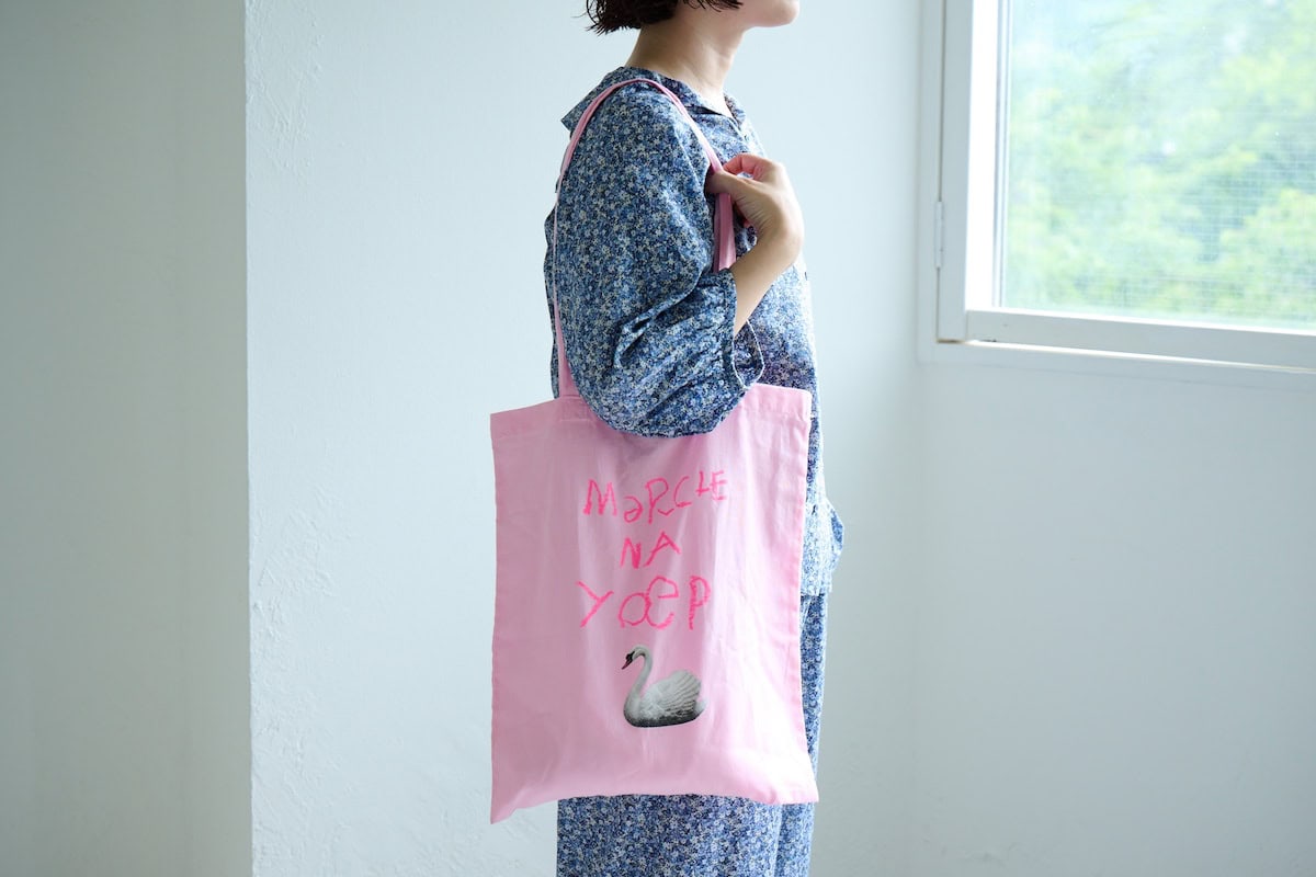 ブルーの小花柄セットアップにyoepのピンクのswan toteを肩にかけた着こなし