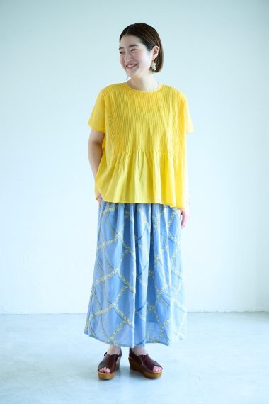 マーブルシュッド恵比寿本店 スタッフ 白井音々さんの私服ファッションスナップ。イエロー×ブルーで楽しむ！ 着こなしも気分も華やぐ大人のスカートスタイル