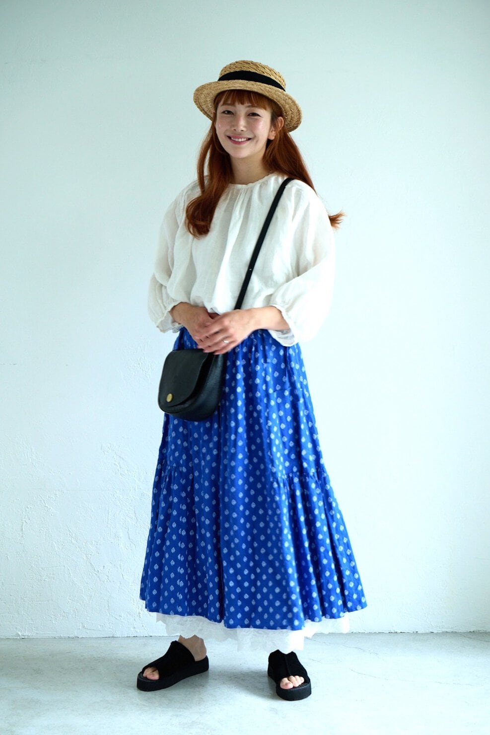 ブルーベリージャム ディレクター／モデル momoさんの私服ファッションスナップ。鮮やかなブルーの柄スカート×白ブラウスで、さわやかな大人の装いに