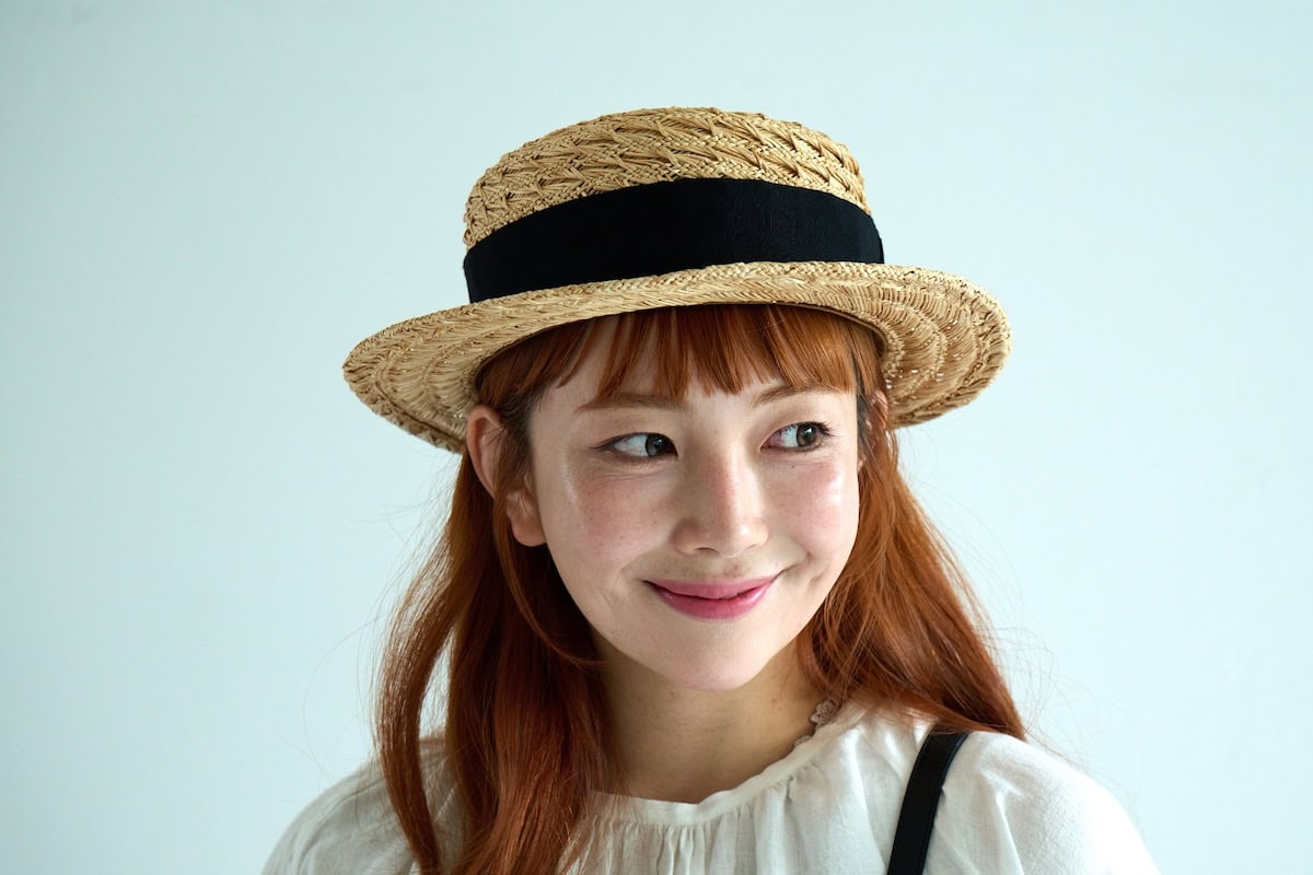 ブルーベリージャムの黒リボン付きカンカン帽をかぶったmomoさん