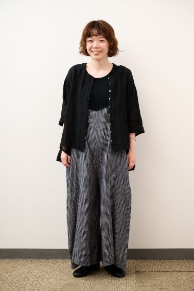 ネストローブ プレス 川口彩乃さんの私服ファッションスナップ。落ち着いた色合いのサロペットスタイルは、軽やかな素材使いが決め手