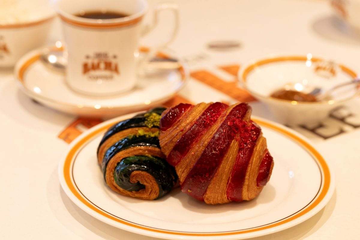 バシャコーヒー銀座店コーヒールームのスイートクロワッサン(ラズベリー&シナモン、ピスタチオ)
