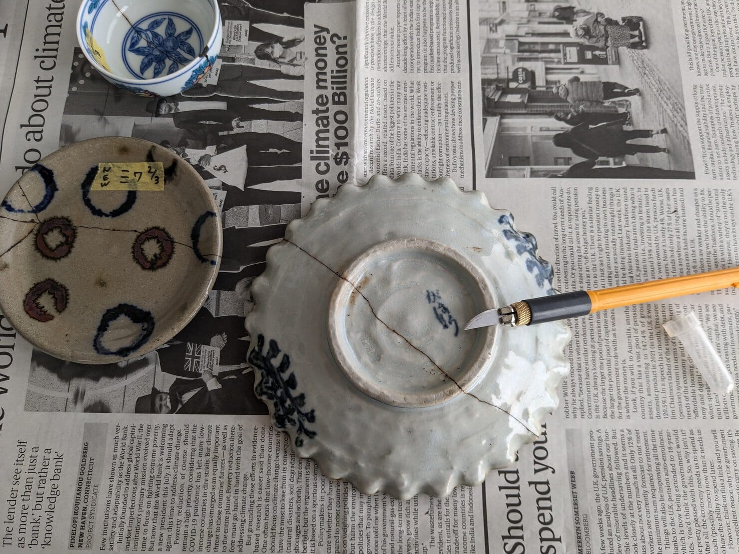 カッターで削りの作業
