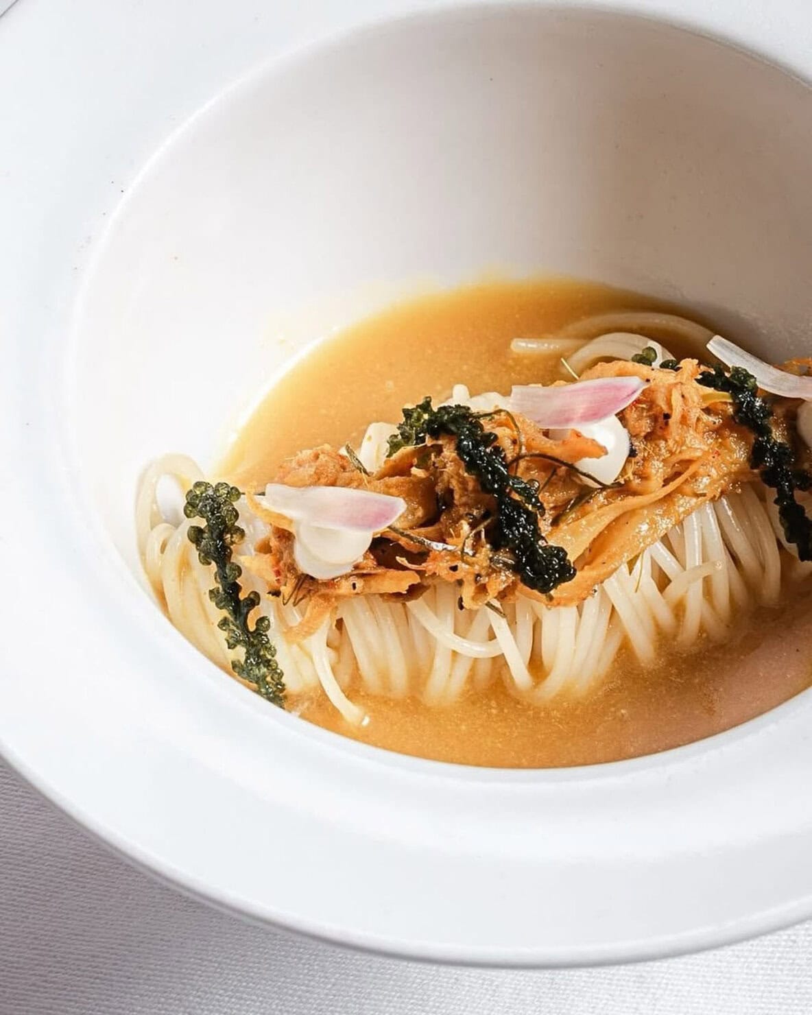 マレーシア・ペナンの「Indigo」で味わう、麺とスープに海の幸や香辛料を合わせた、洗練されたラクサ風の一皿