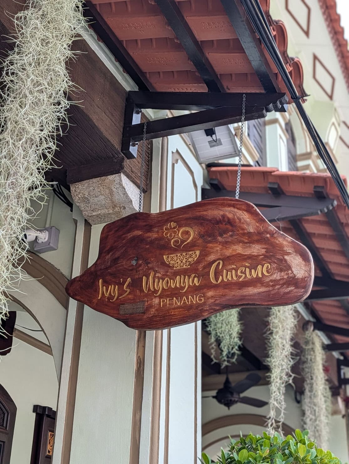 ペナンの伝統の味を、現地の家庭に招かれたような温かさで楽しめるのが 「Ivy’s Nyonya Cuisine(アイヴィーズ・ニョニャ・キュイジーヌ)」