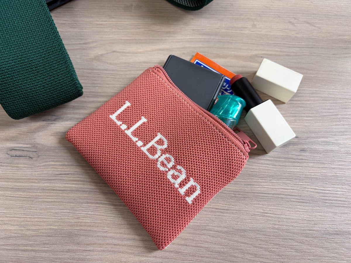 リンネル11月号付録L.L.Beanのポーチに身だしなみを整えるためのミラーやリップを入れる
