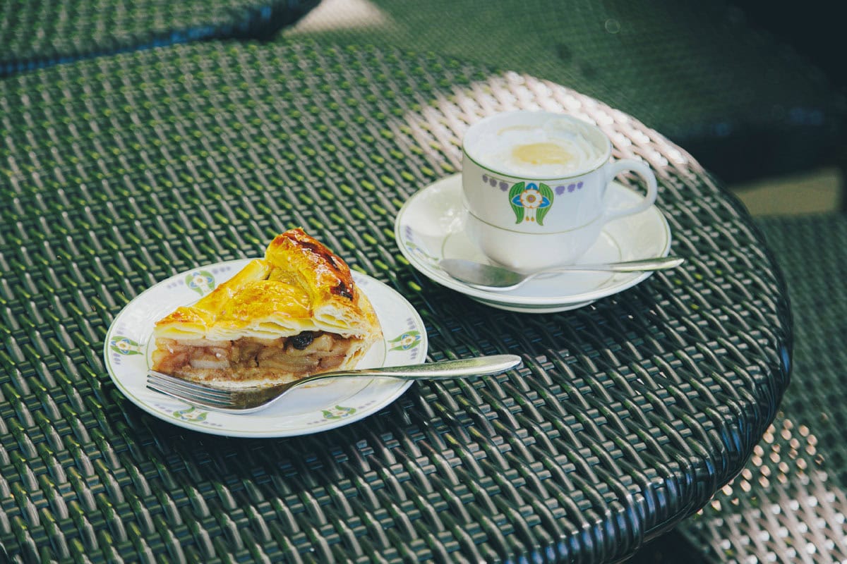 万平ホテルのカフェテラスのケーキセット&ロイヤルミルクティー