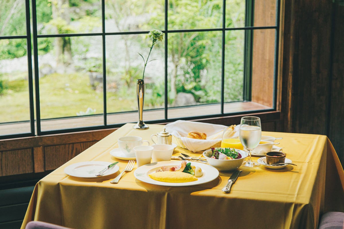 万平ホテルでの朝食にて。4種類から選べる卵料理はぜひオムレツを。シンプルながら、ふわふわとろりの食感が忘れられないおいしさ。