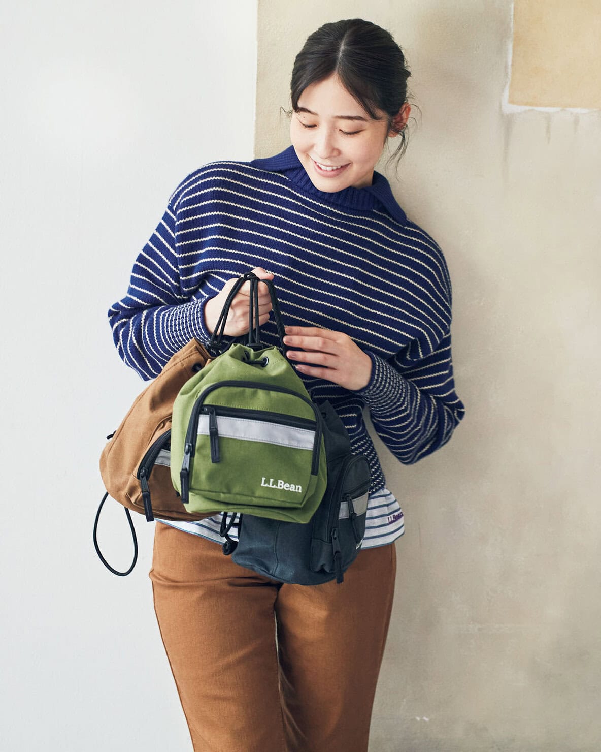 L.L.Beanの巾着バッグ。リュック、ショルダー、手持ちとして使える3WAYで、コーディネートや気分に合わせて変化させて楽しみたい。