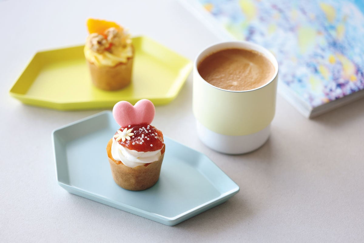 リゾナーレ下関のロビー横に位置する「Books&Cafe」には旅に関する本や山口にちなんだ本など、約500冊取り揃えていて、自由に読むことができます。読書のお供にカップケーキやコーヒーで一息ついて。