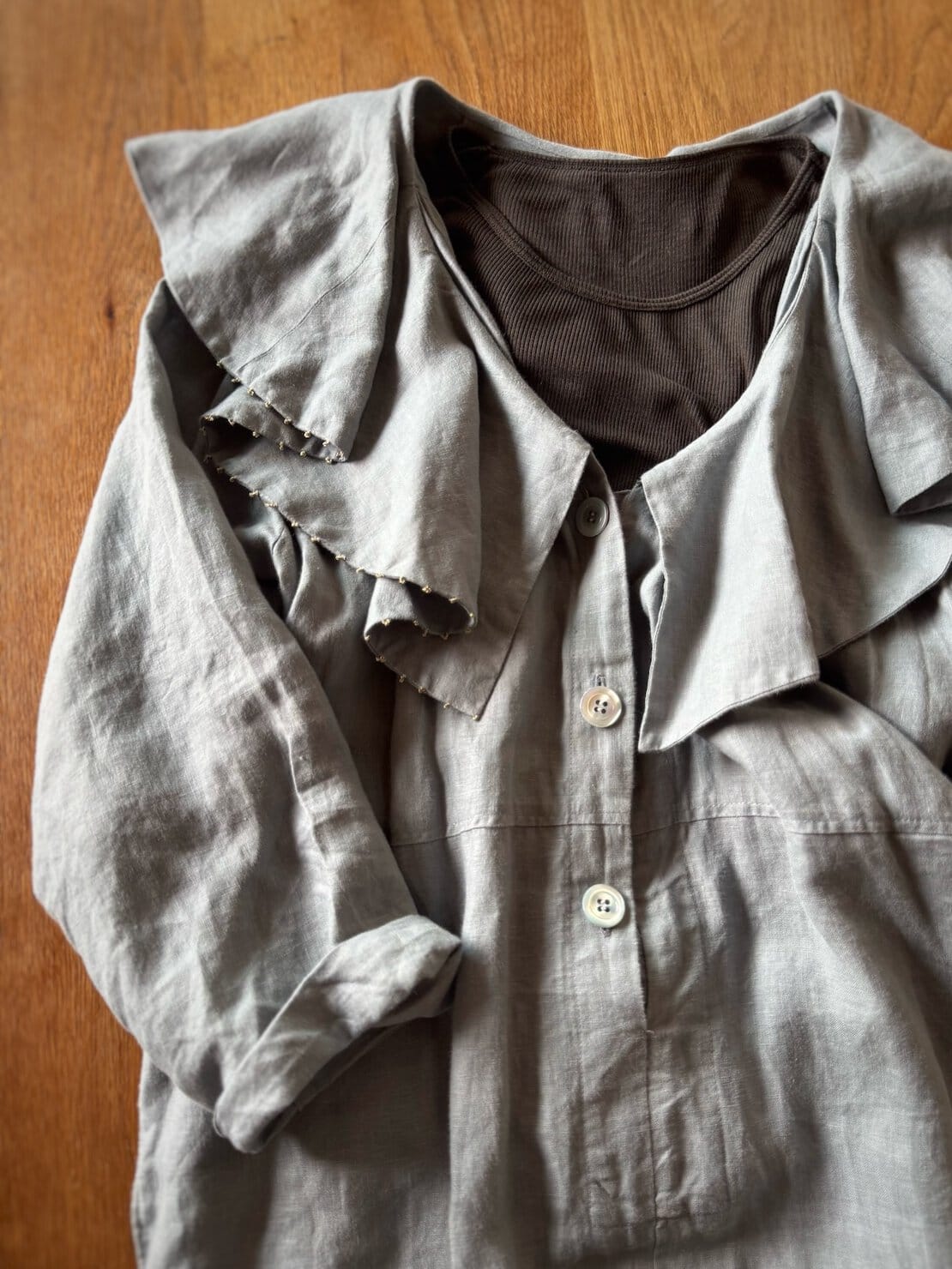 MUJI laboシルクリブクリーネック長袖Tシャツをサロペットのインナーに合わせたコーデ