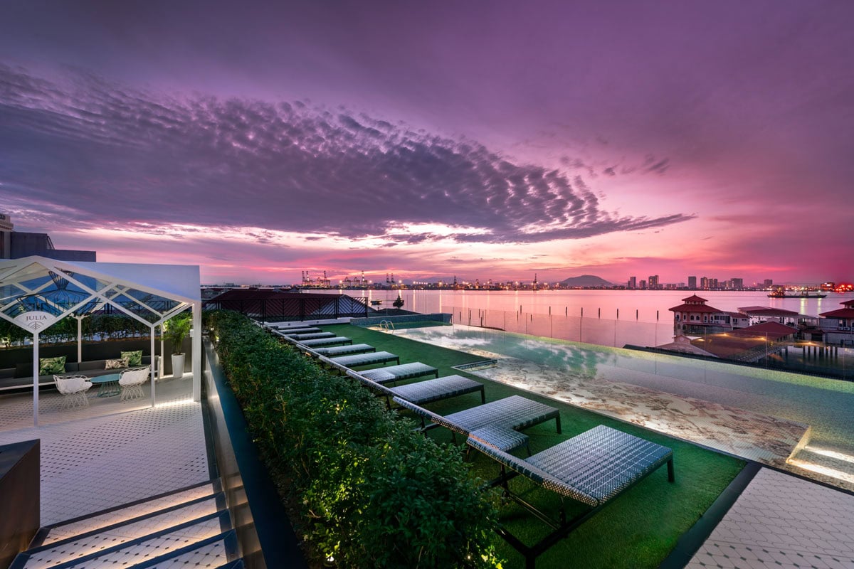 The Prestige Hotel Penang(プレステージホテル ペナン)のホテルの屋上にあるインフィニティプール。マラッカ海峡を見下ろす美しい景色が楽しめ、旅の特別な思い出がひとつ加わります。