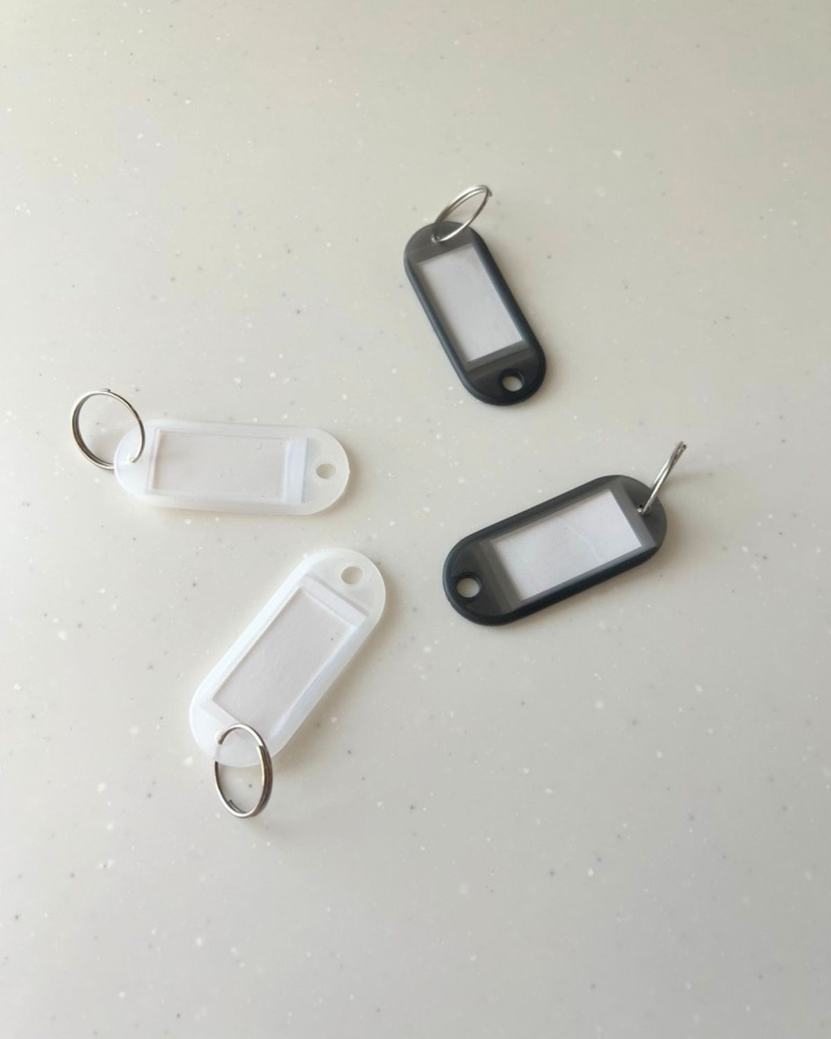 収納ラベrングに便利な100均などで買えるネームキーホルダー