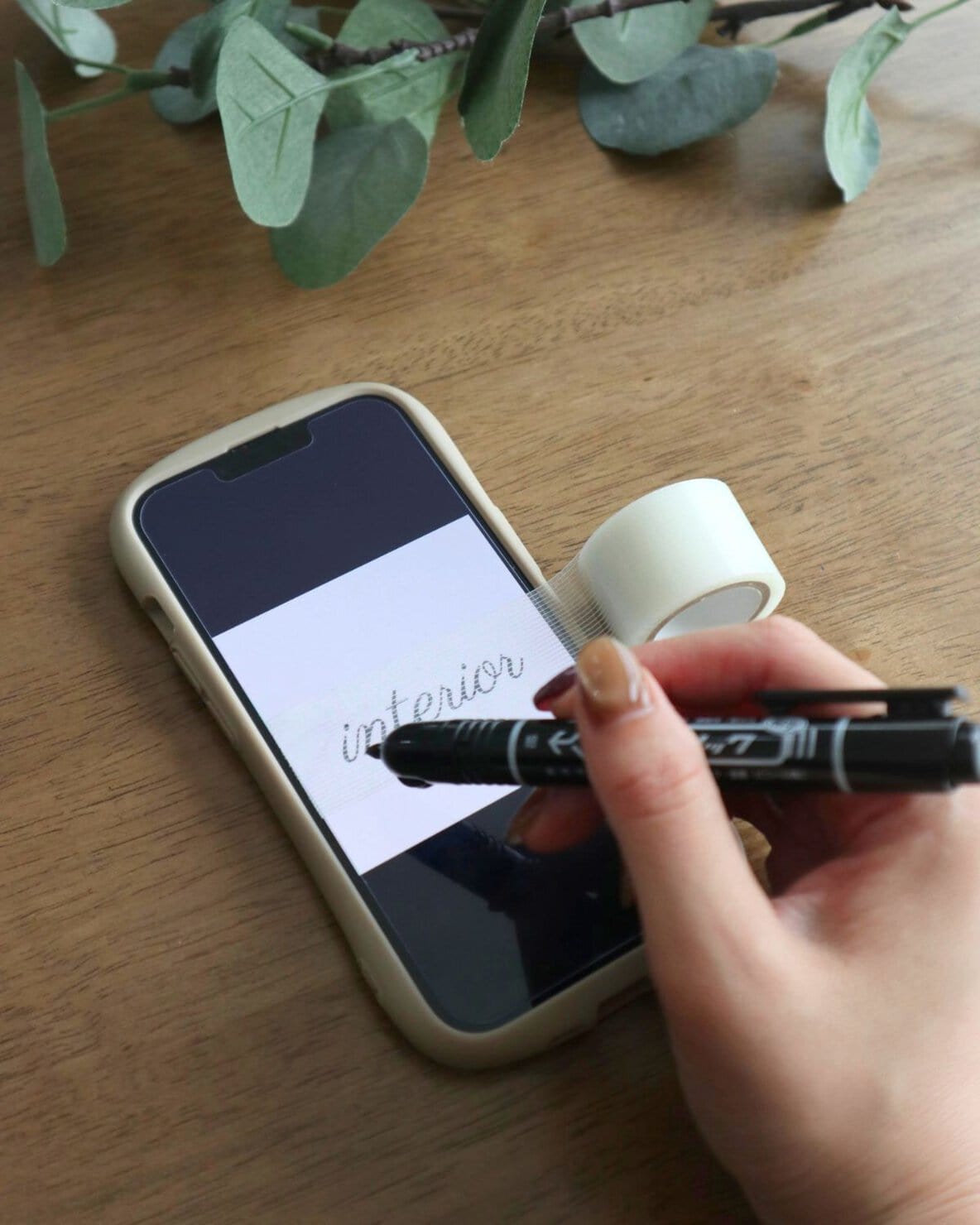 ラベリングを使用したい筆記体の文字を表示した写したスマートフォン