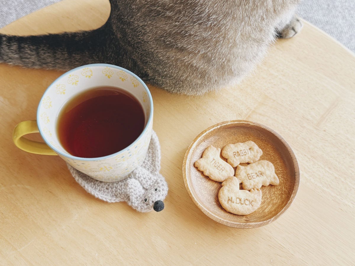 ねこといっしょにお茶を楽しんでいる様子。 ふたりでぼ〜っとする時間が心地よくて、しあわせです。
