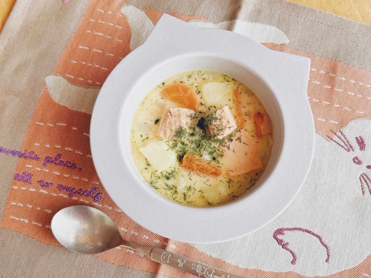 サーモンスープを作りました。サーモンと野菜で簡単に作ることができて、わが家の定番料理になりそうです。ホッとあたたまって、これからの季節にもぴったり。