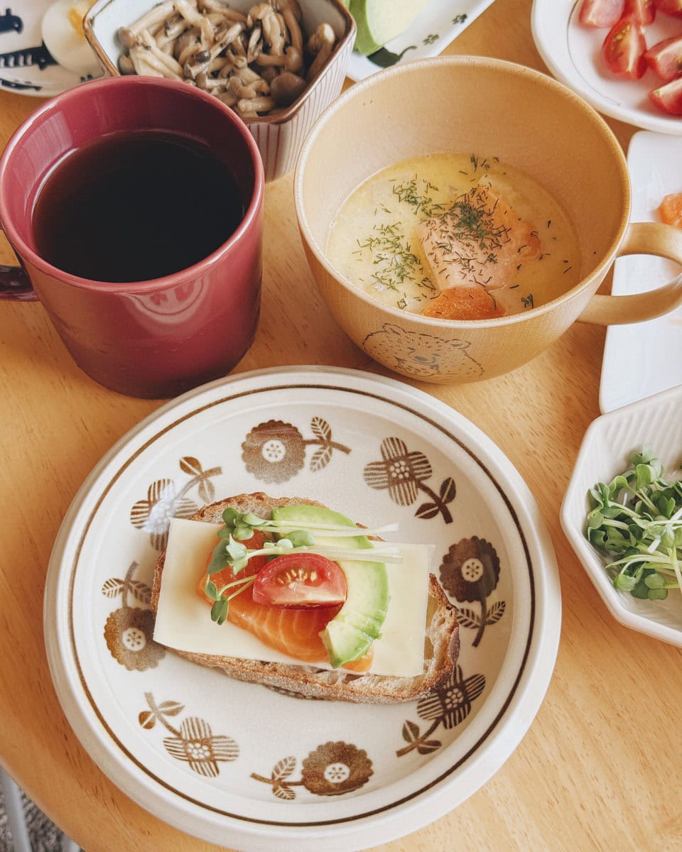 オープンサンドとサーモンスープを作りました。 最近購入した、イッタラのマグカップもいっしょに◎
