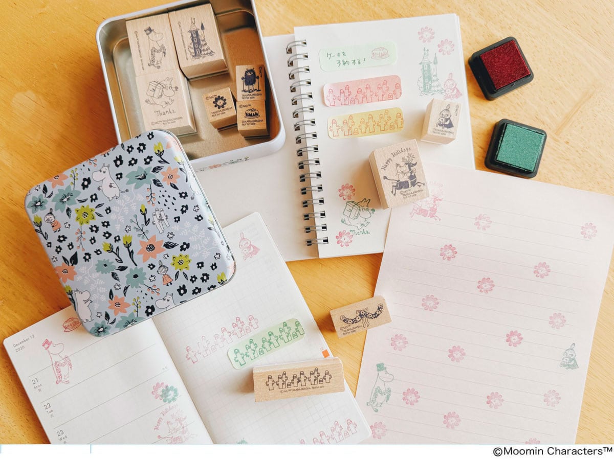 「ムーミンと仲間たち木製スタンプセット」と、スタンプセットを使ってアレンジした手帳や付箋、レターセット。ムーミンの仲間がたくさんで、かわいい♩