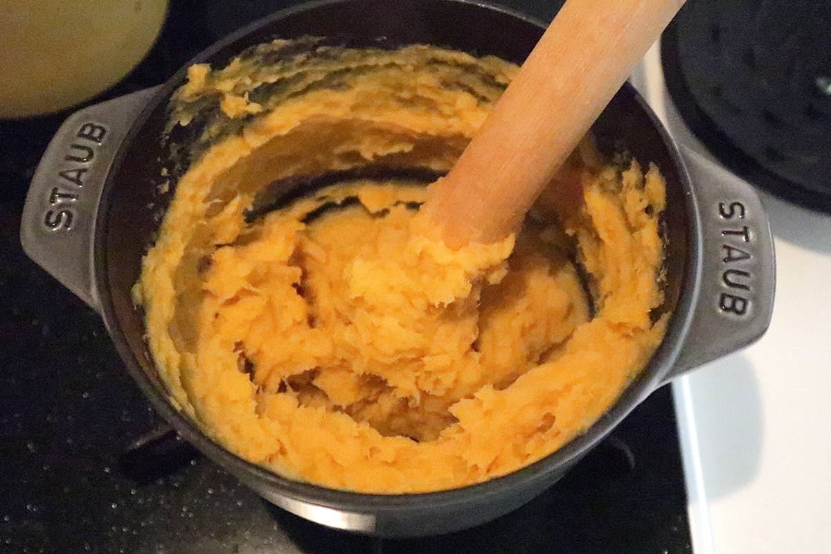 裏ごらしいらずの簡単スイートポテトの作り方-めんぼうなどを使用しつぶす