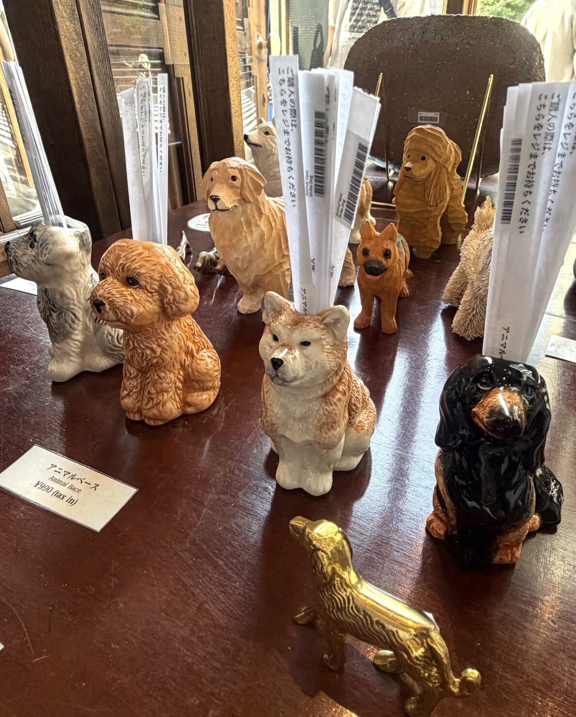犬モチーフの雑貨が並ぶ店内