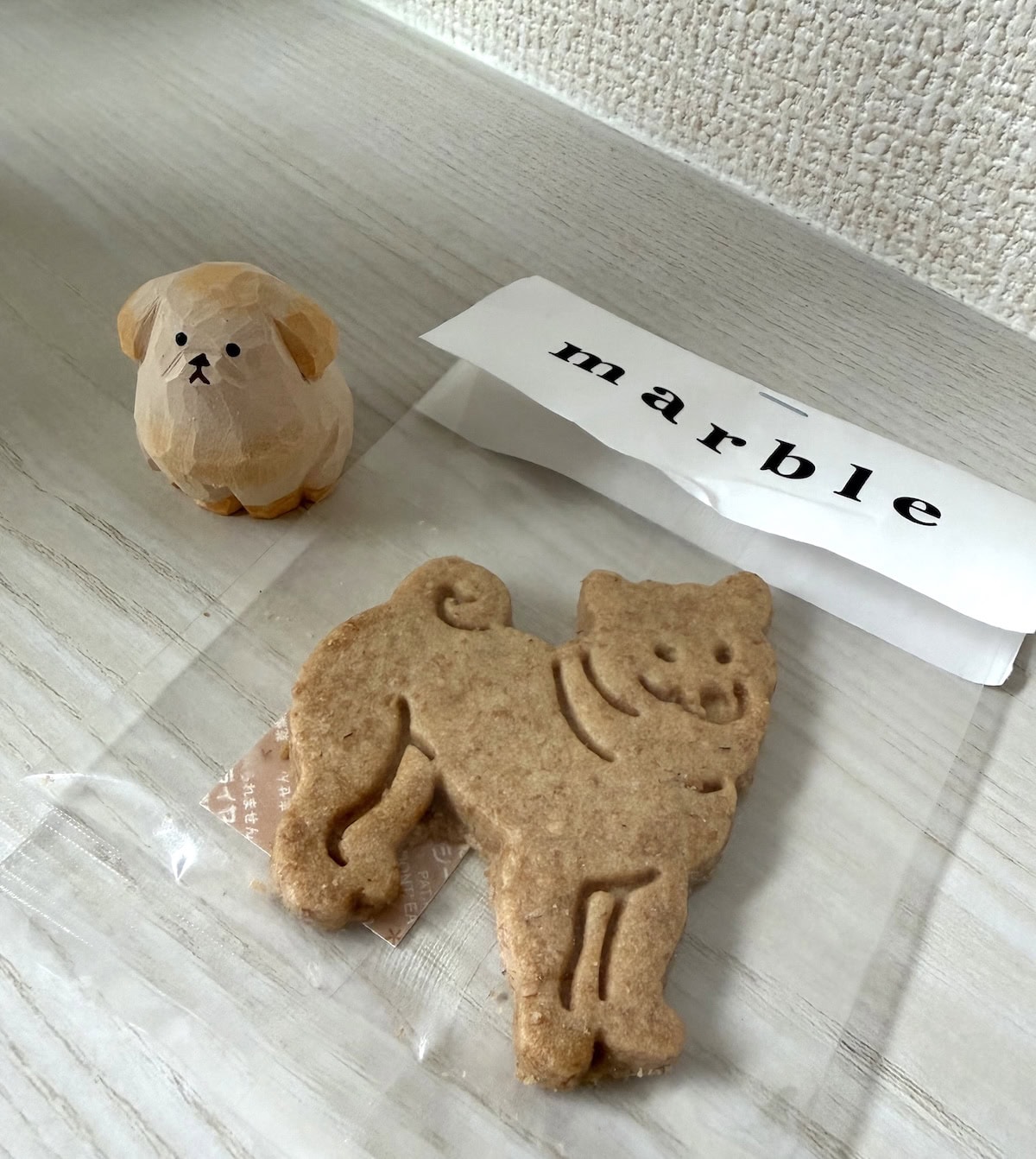 犬型のクッキーと白茶犬のミニだるま