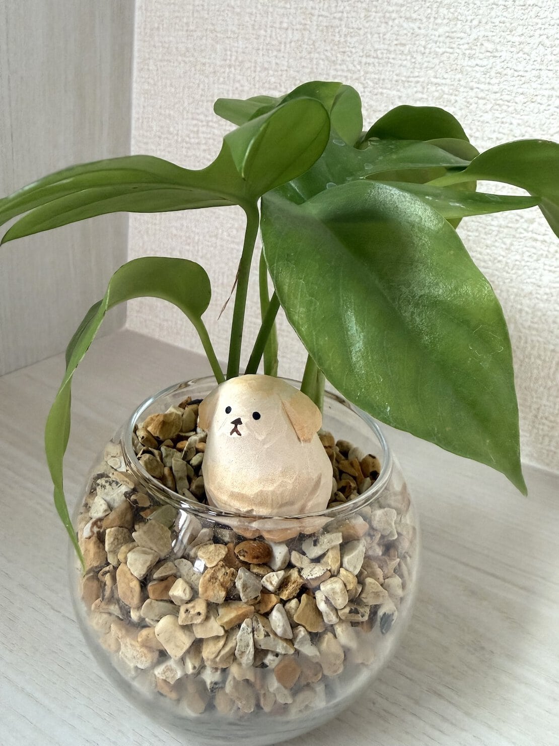 モンステラと犬モチーフの木彫りミニだるま