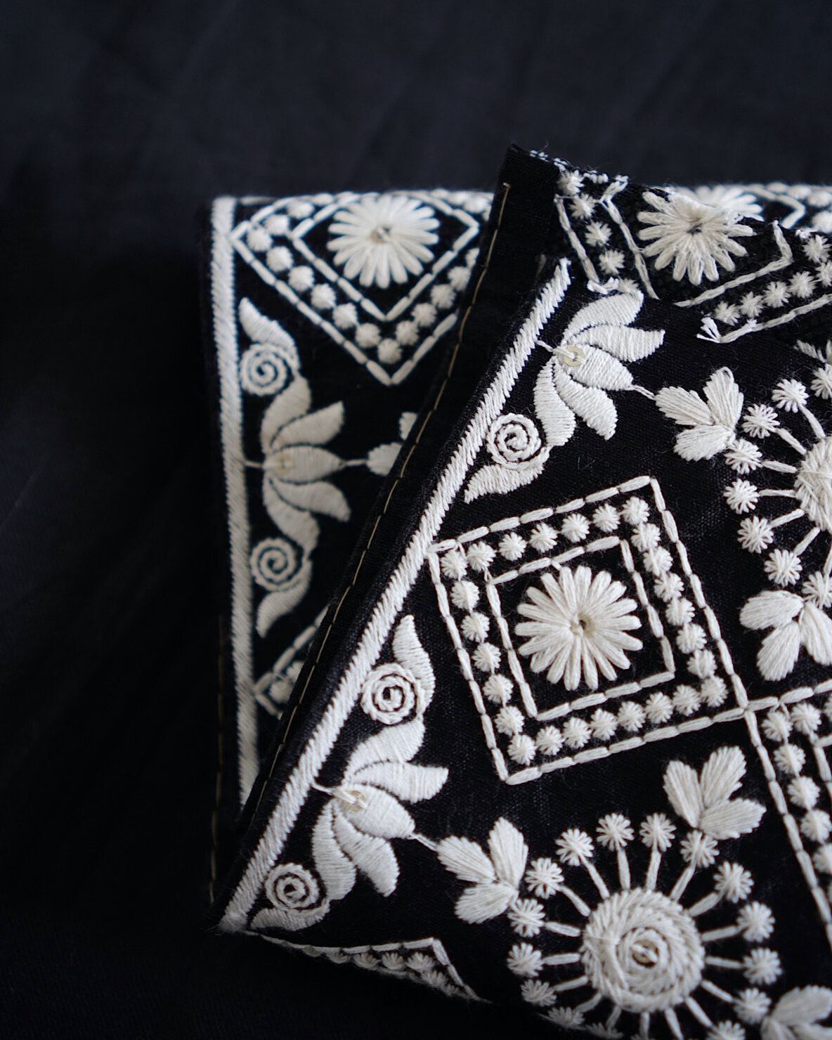 モノトーンのインド刺繍リポン