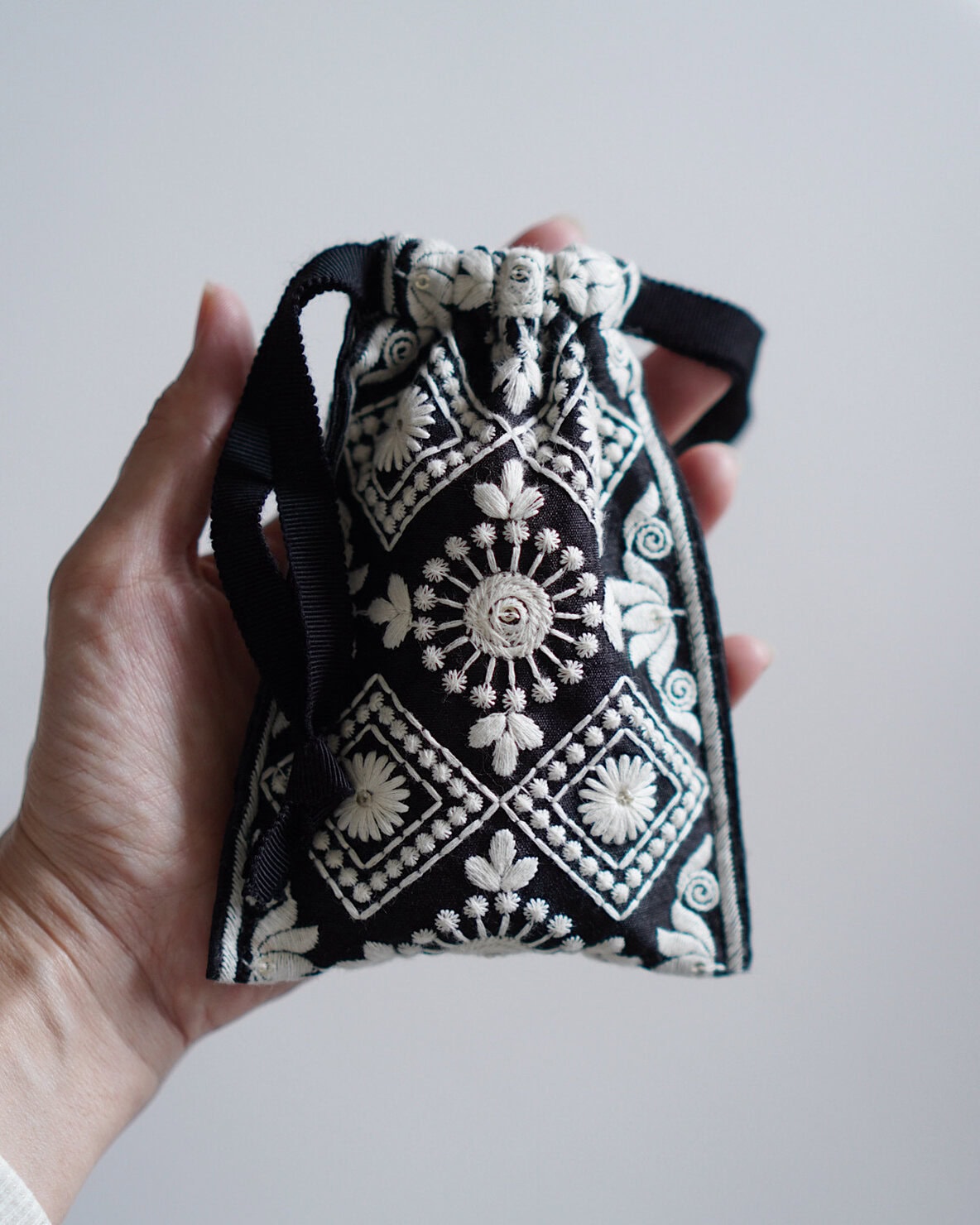 インド刺繍巾着ポーチのサイズ感