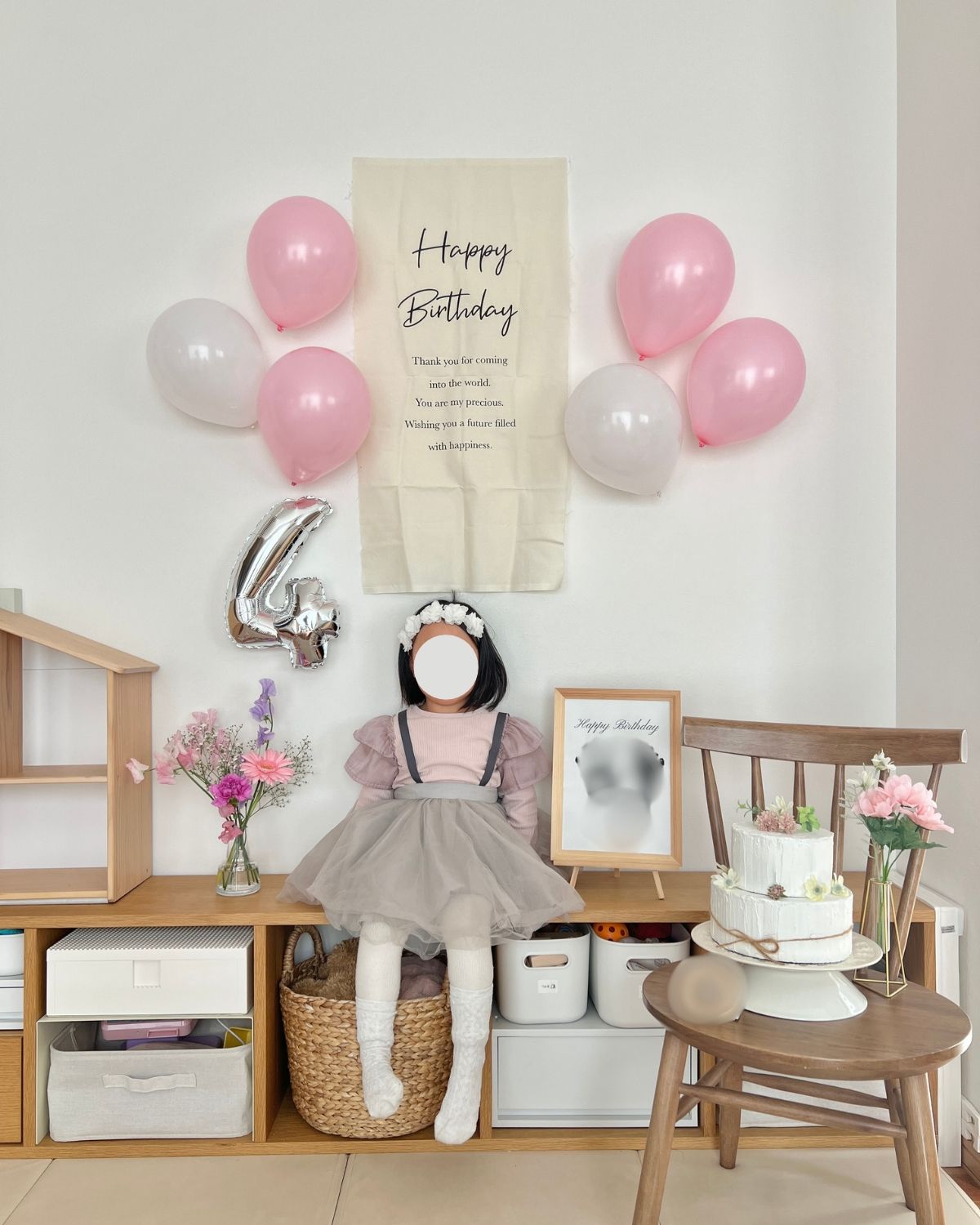 子どもの誕生日の装飾をした、無印良品のスタッキングシェルフ・5段・オーク材