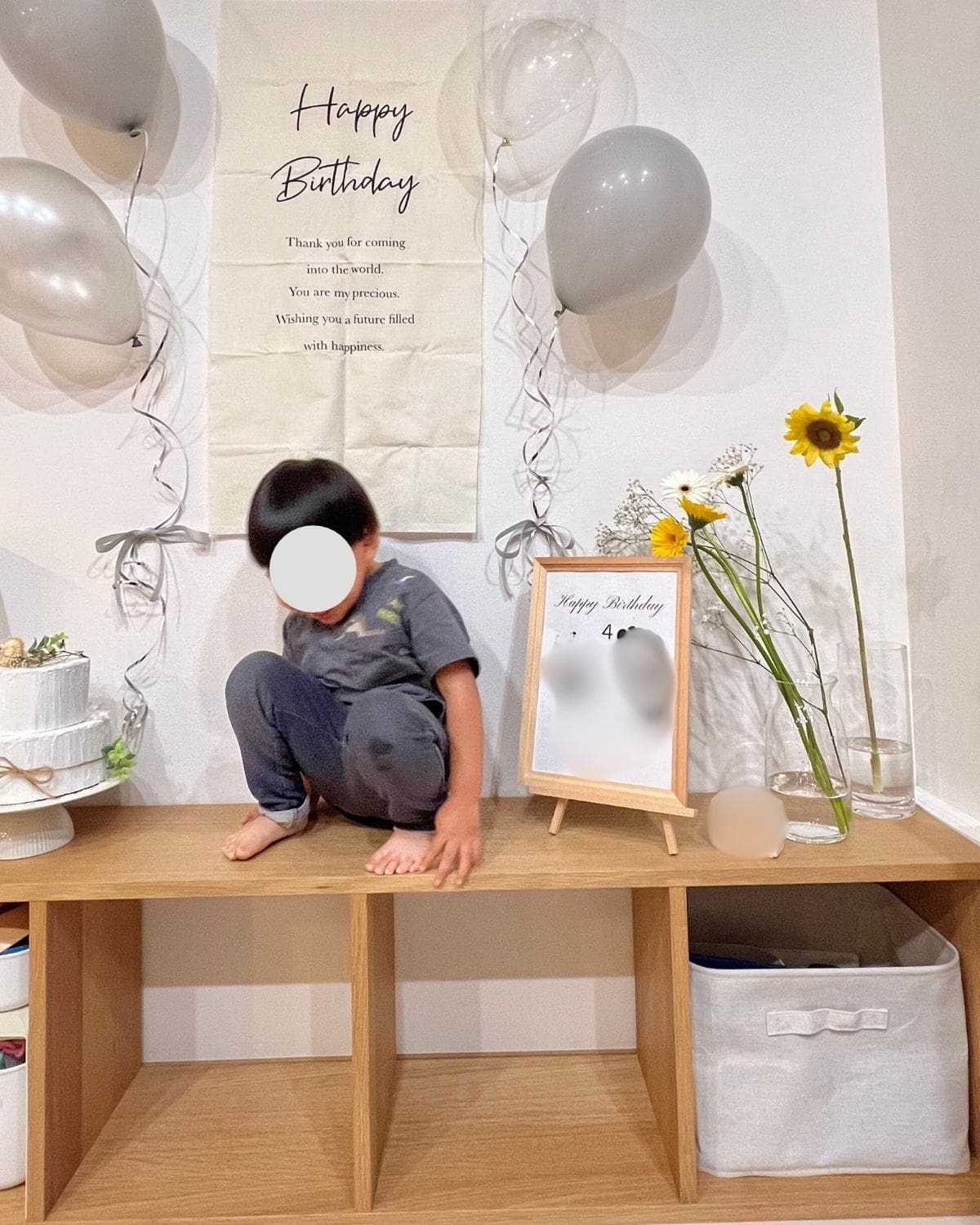 子どもの誕生日の装飾をした、無印良品のスタッキングシェルフ・5段・オーク材