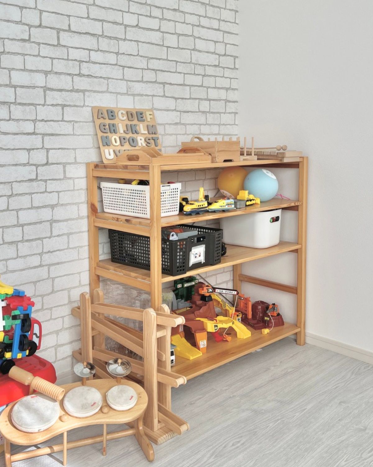 子どものおもちゃを収納した無印良品のパイン材ユニットシェルフ86cm幅・小