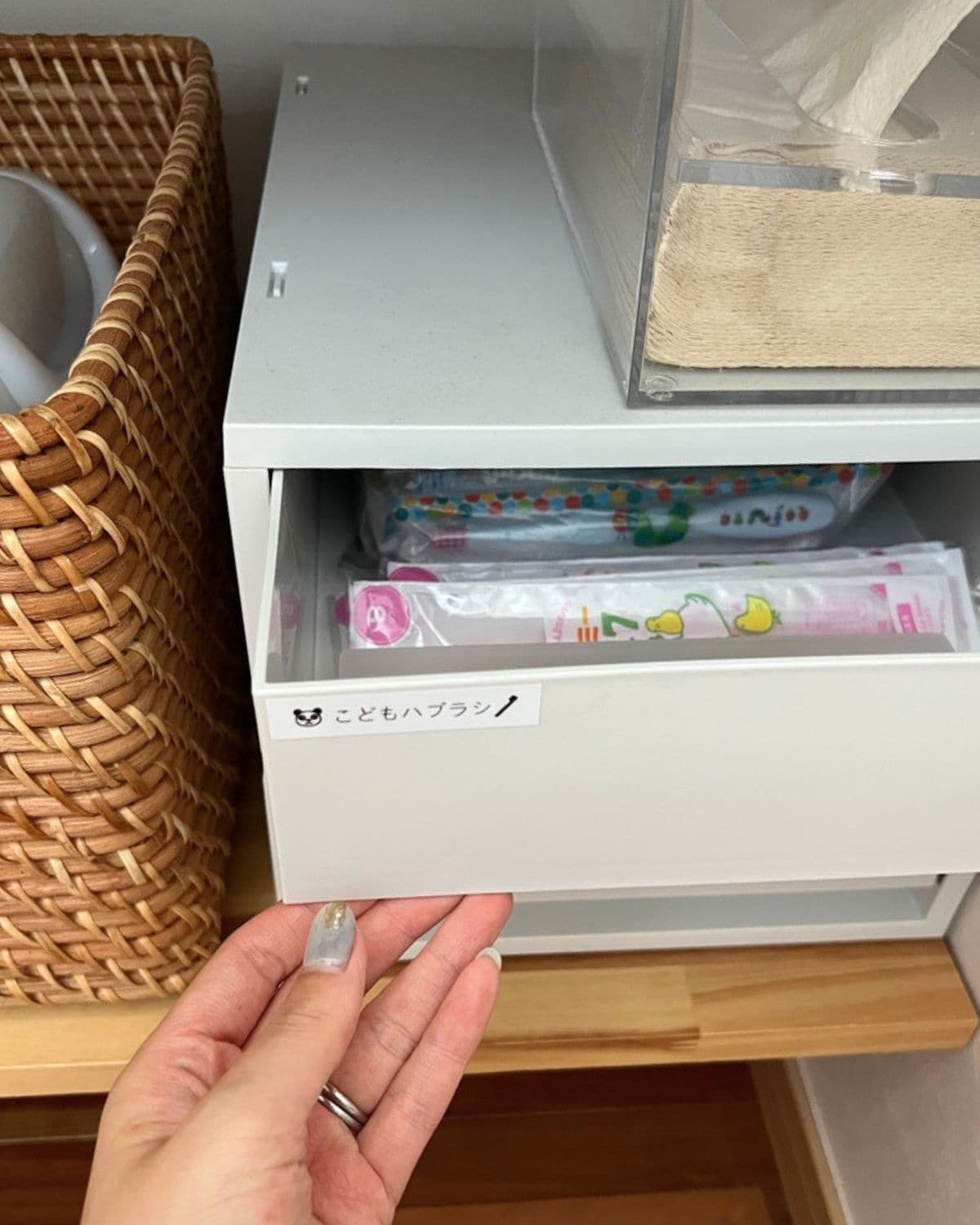 歯ブラシストックを収納している無印良品の再生ポリプロピレン入り 小物収納ケース中