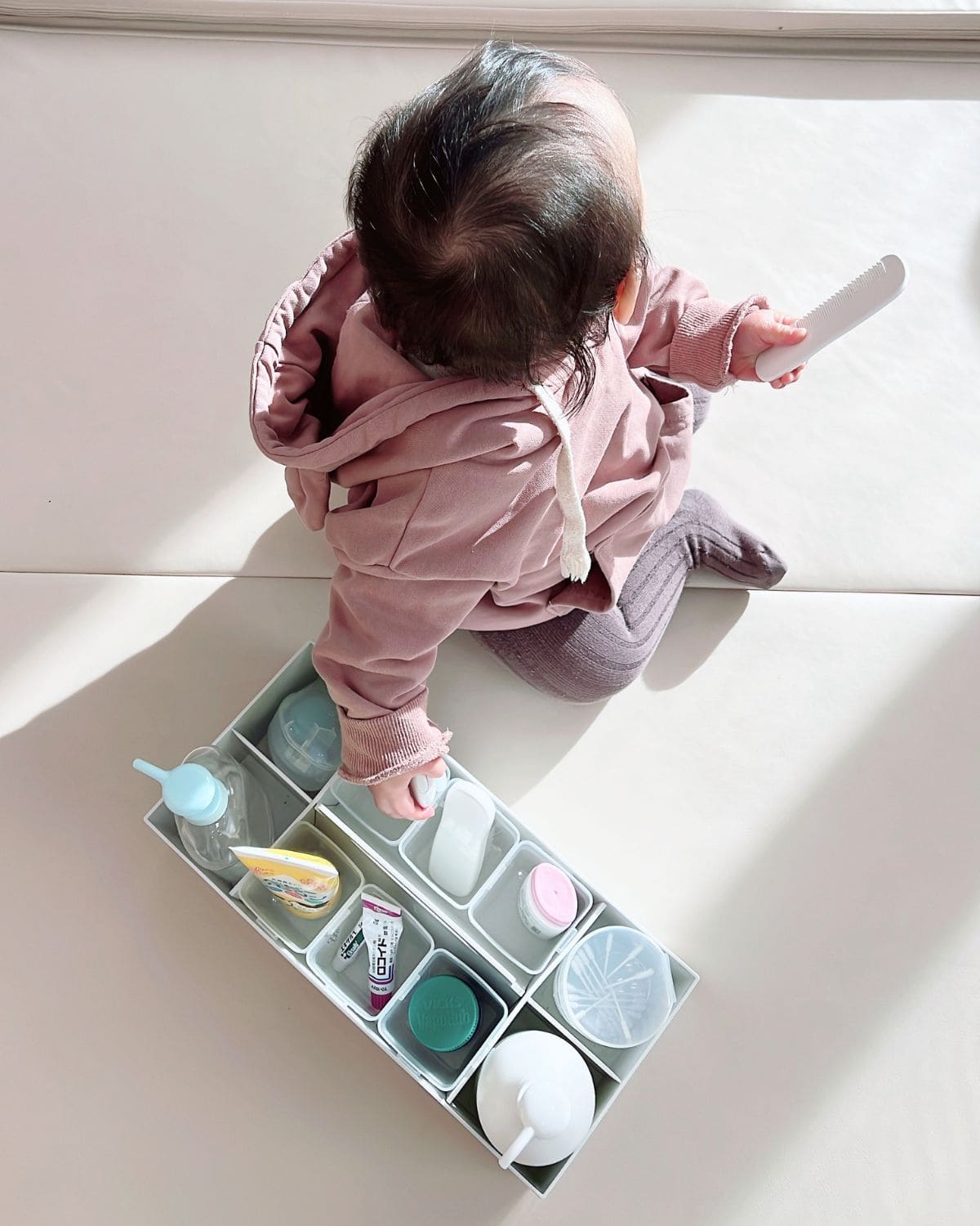 赤ちゃんとベビー用品を収納した無印良品の再生ポリプロピレン入り収納キャリーボックス・ワイド