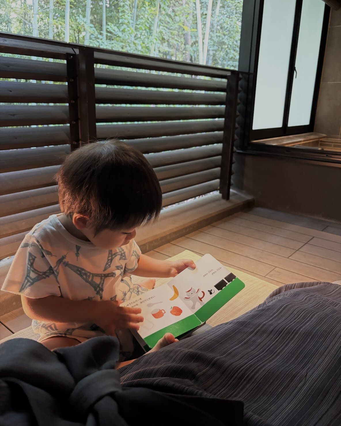 ふふ奈良のテラスで絵本の読み聞かせ中