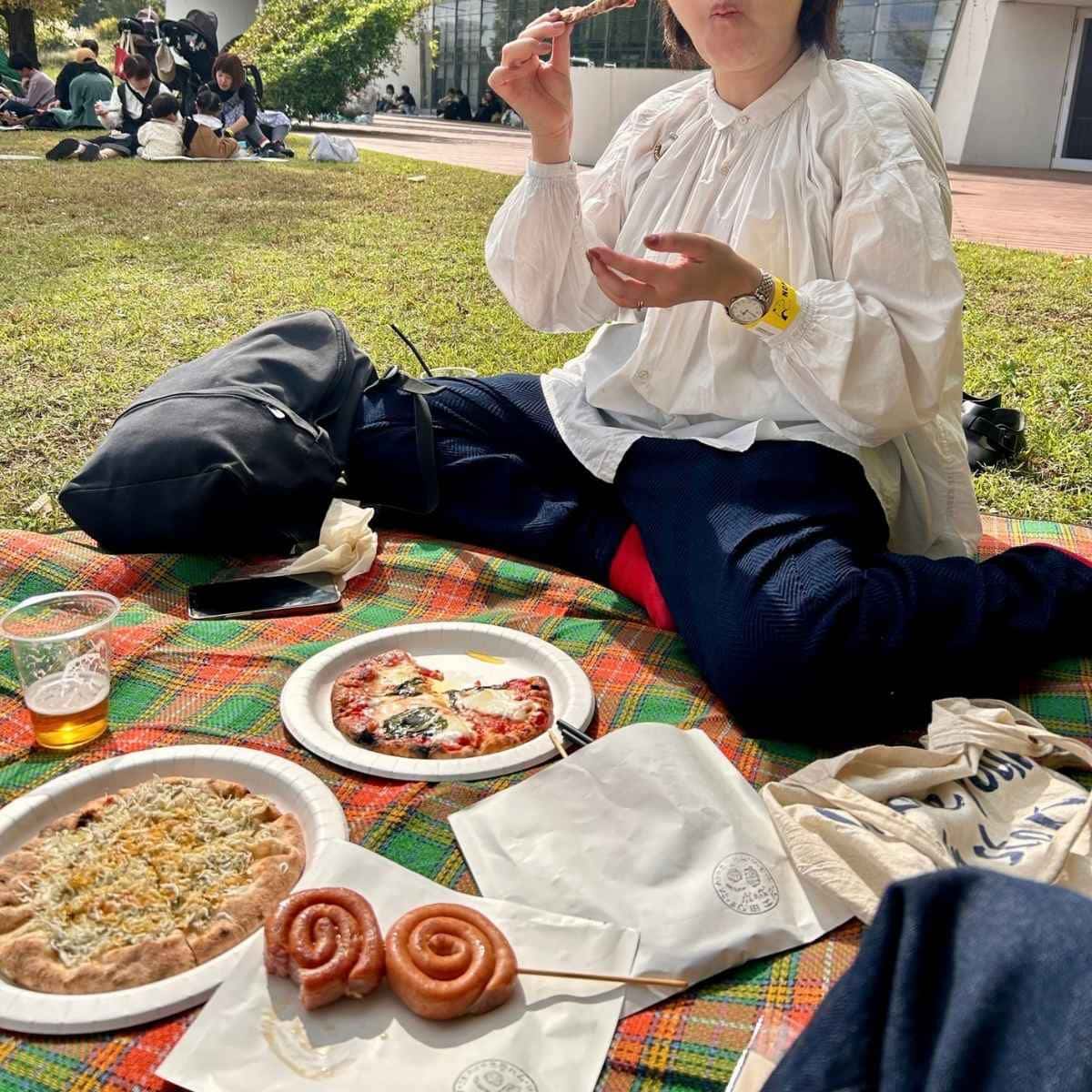 東京蚤の市、場内で出店されていた「CRAZY PIZZA」のピザと「成城 城田工房」のうずまきソーセージ。