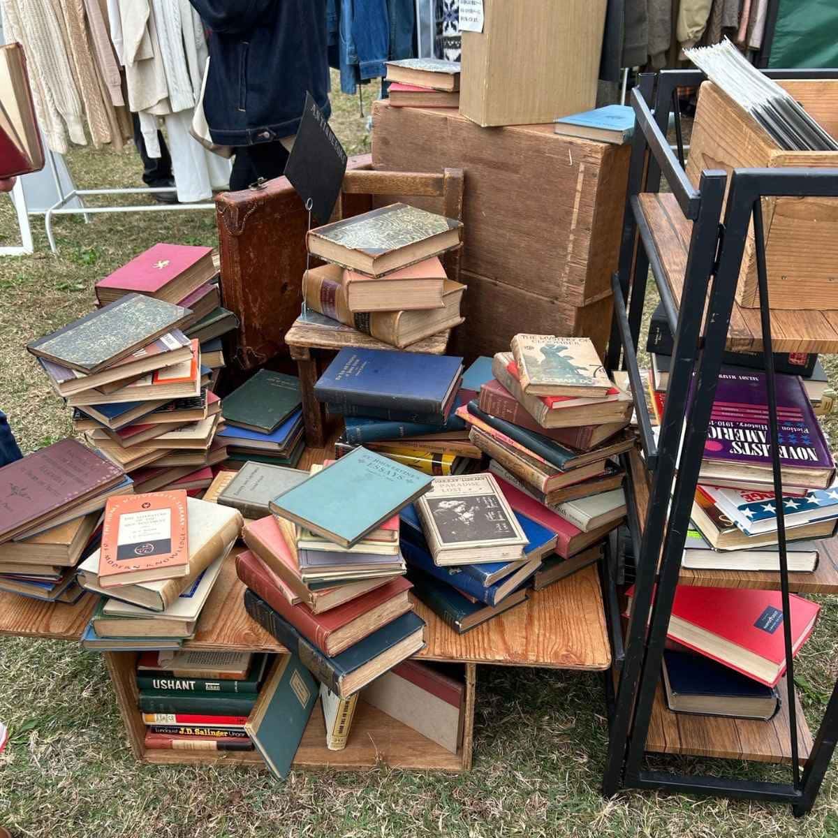 東京蚤の市の中でみつけた、古い洋書の山