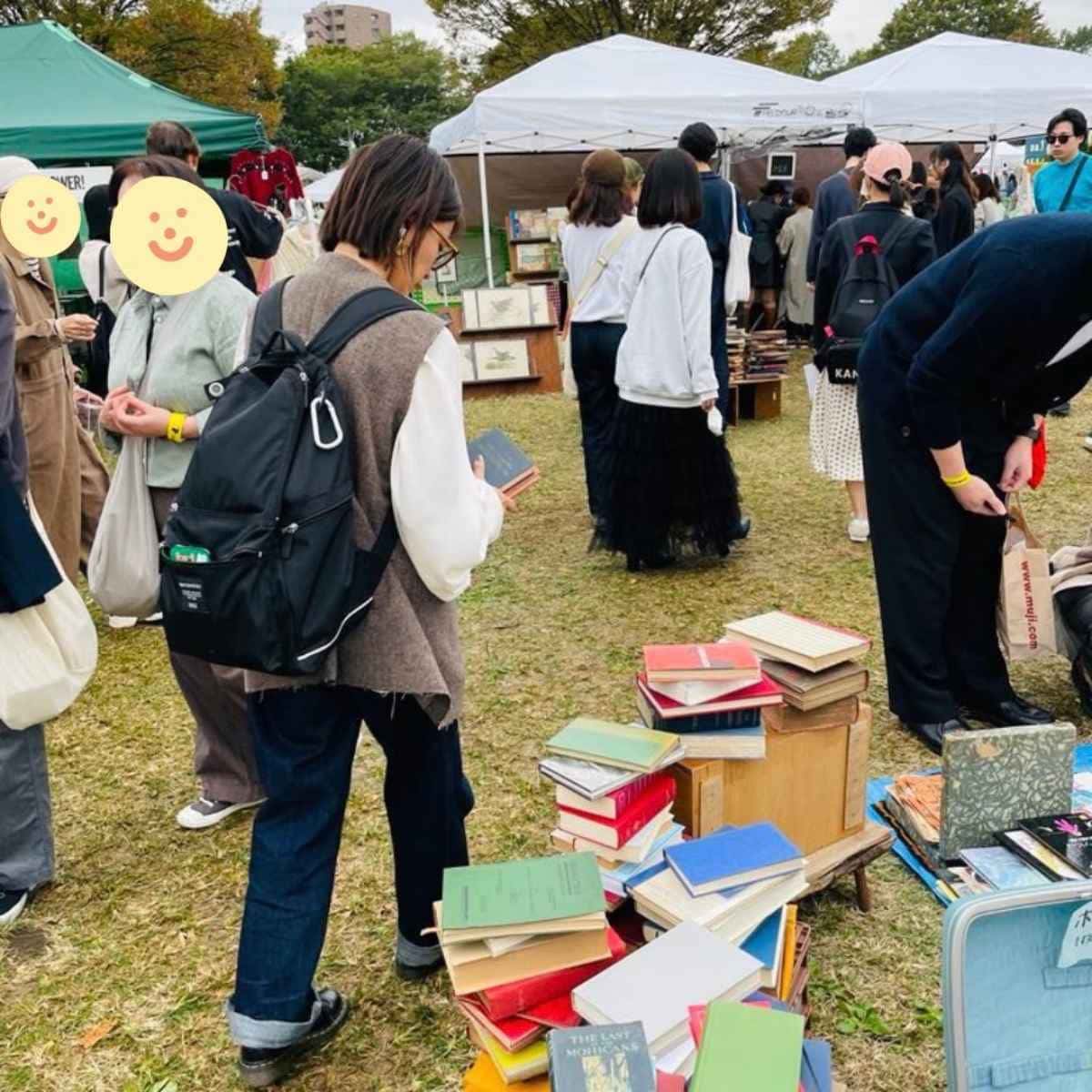 あちこちに並んだ古い洋書の山からお気に入りを探し歩く