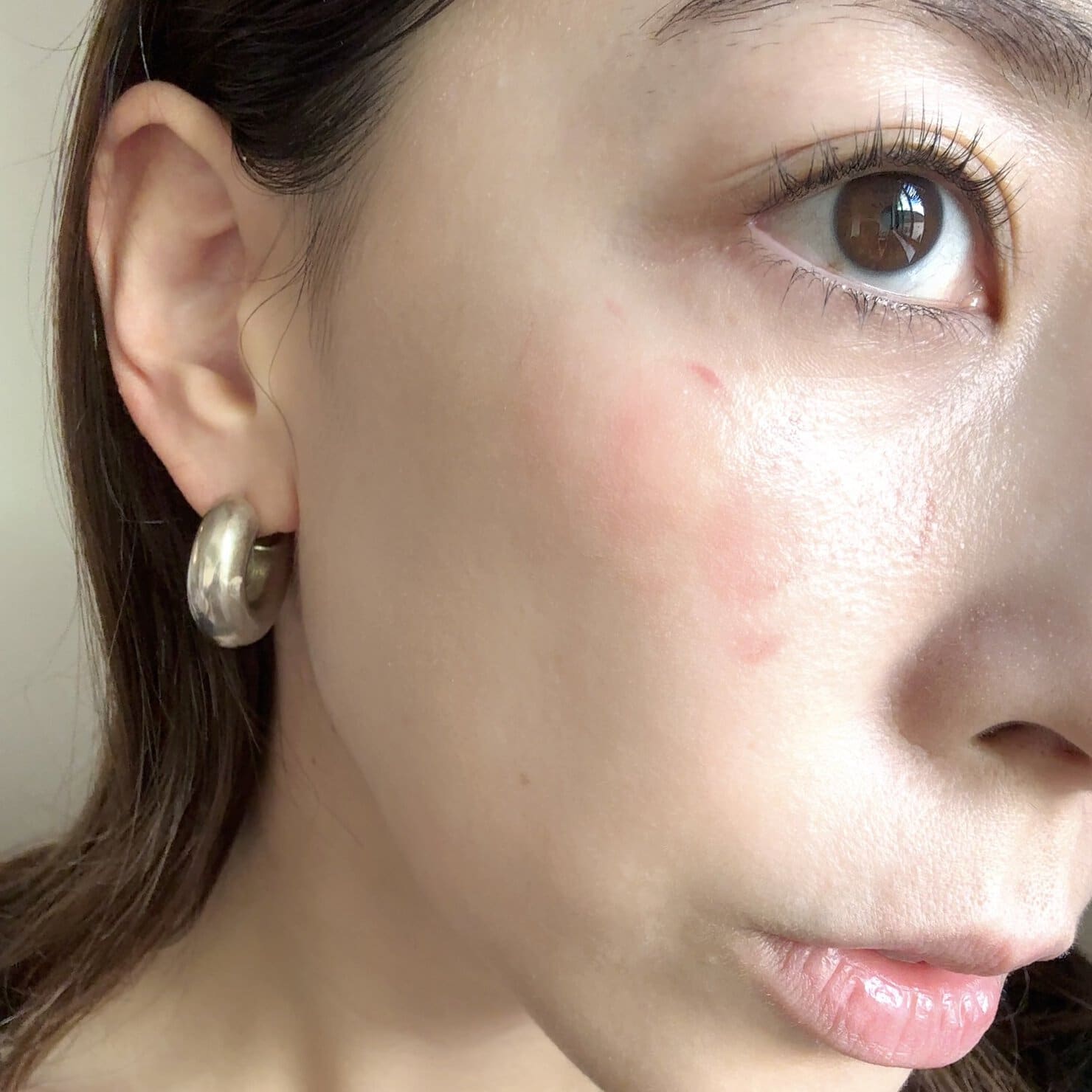 頬にクリームチークを点置き