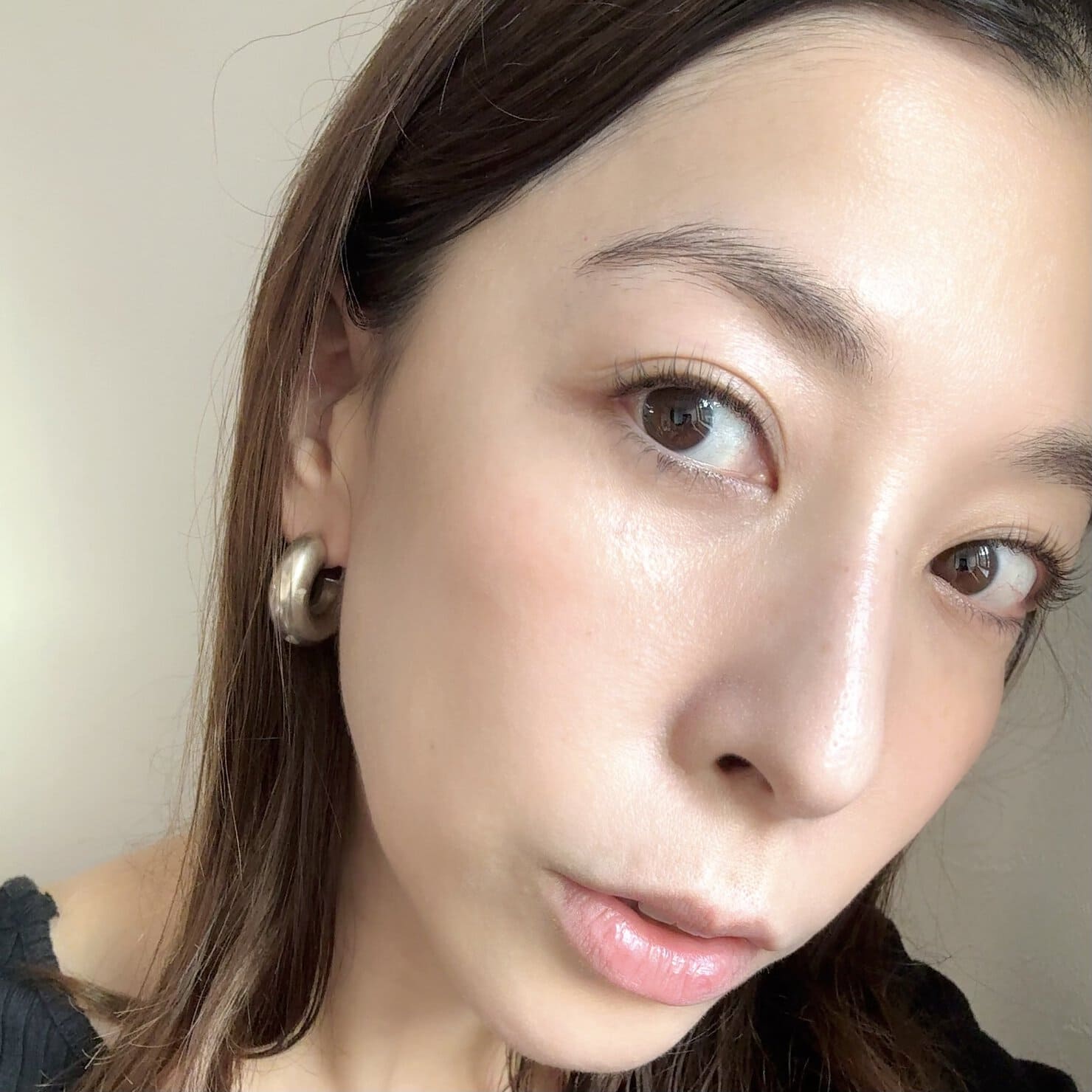 ベースメイクとクリームチークをのせた顔