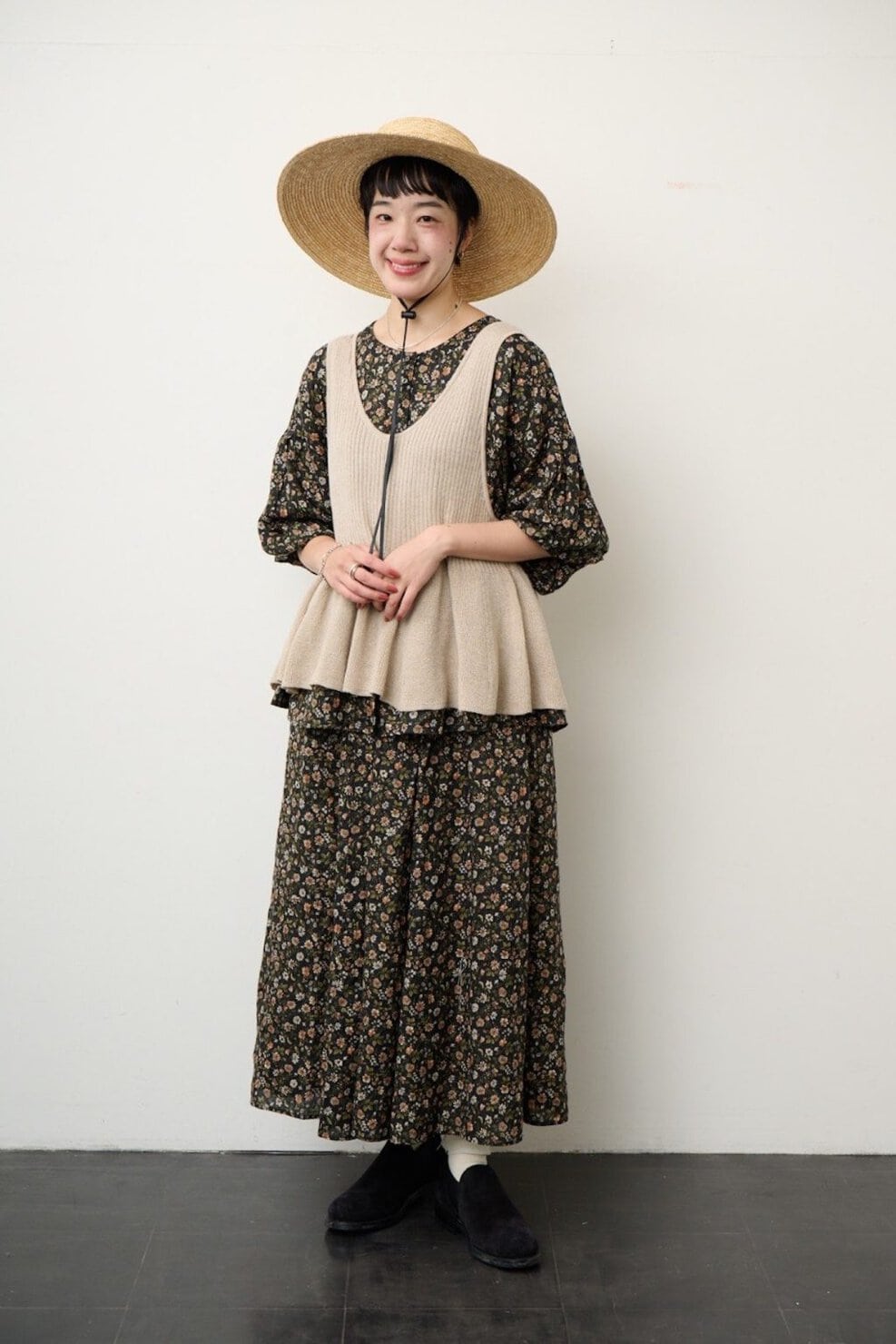 ネストローブ プレス 木下みのりさんの私服ファッションスナップ。秋色の花柄セットアップにニットベストを重ねた、やさしく華やぐ着こなし