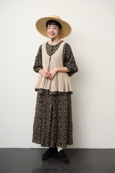 ネストローブ プレス 木下みのりさんの私服ファッションスナップ。秋色の花柄セットアップにニットベストを重ねた、やさしく華やぐ着こなし