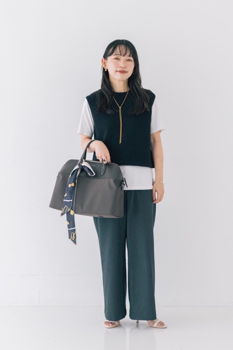 フラッパーズ プレス 杉浦彩華さんの私服ファッションスナップ。上質なウールベストをまとって、シックに楽しむ秋の重ね着