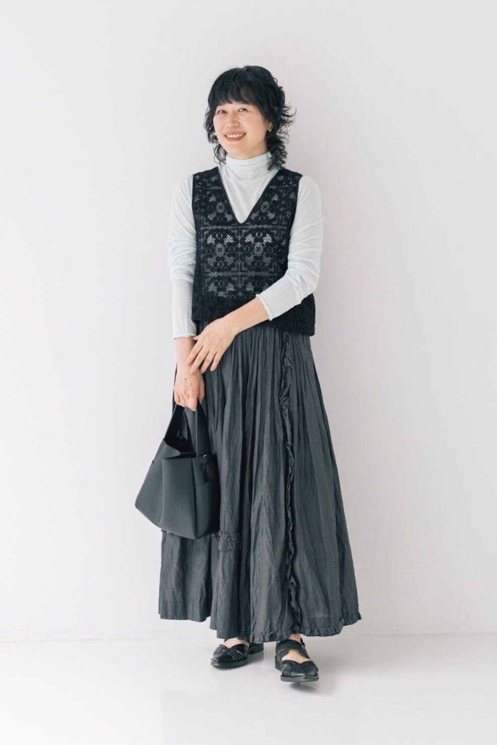 ヘアメイクデザイナー 高松由佳さんの私服ファッションスナップ。淡色ミントのシアーをそっとしのばせ、軽やかに楽しむレイヤードに
