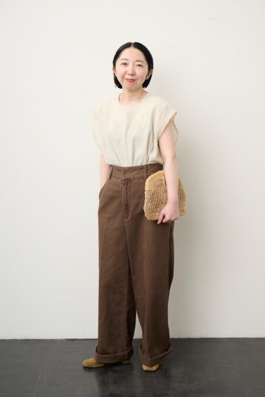 アデュー トリステス／ロワズィール プレス 山野内裕紀子さんの私服ファッションスナップ。ベージュからブラウンへ。洗練された秋色グラデーションの装い